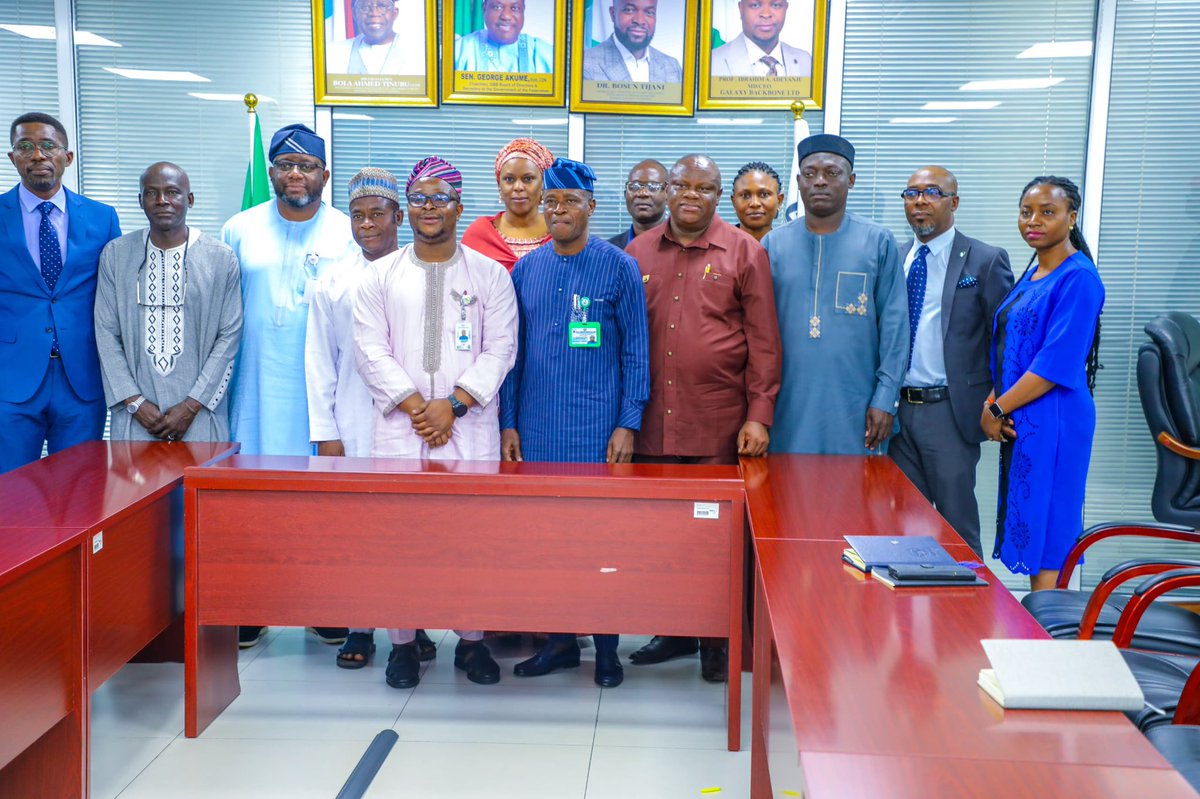 Galaxybackbone's tweet image. Yesterday, it was a great privilege for us to welcome our Permanent Secretary at the Federal Ministry of Communications, Innovation and Digital Economy, @FMCIDENigeria Mr. Adeladan, Rafiu Olarinre on his very first official visit to @Galaxybackbone
He was received by our…