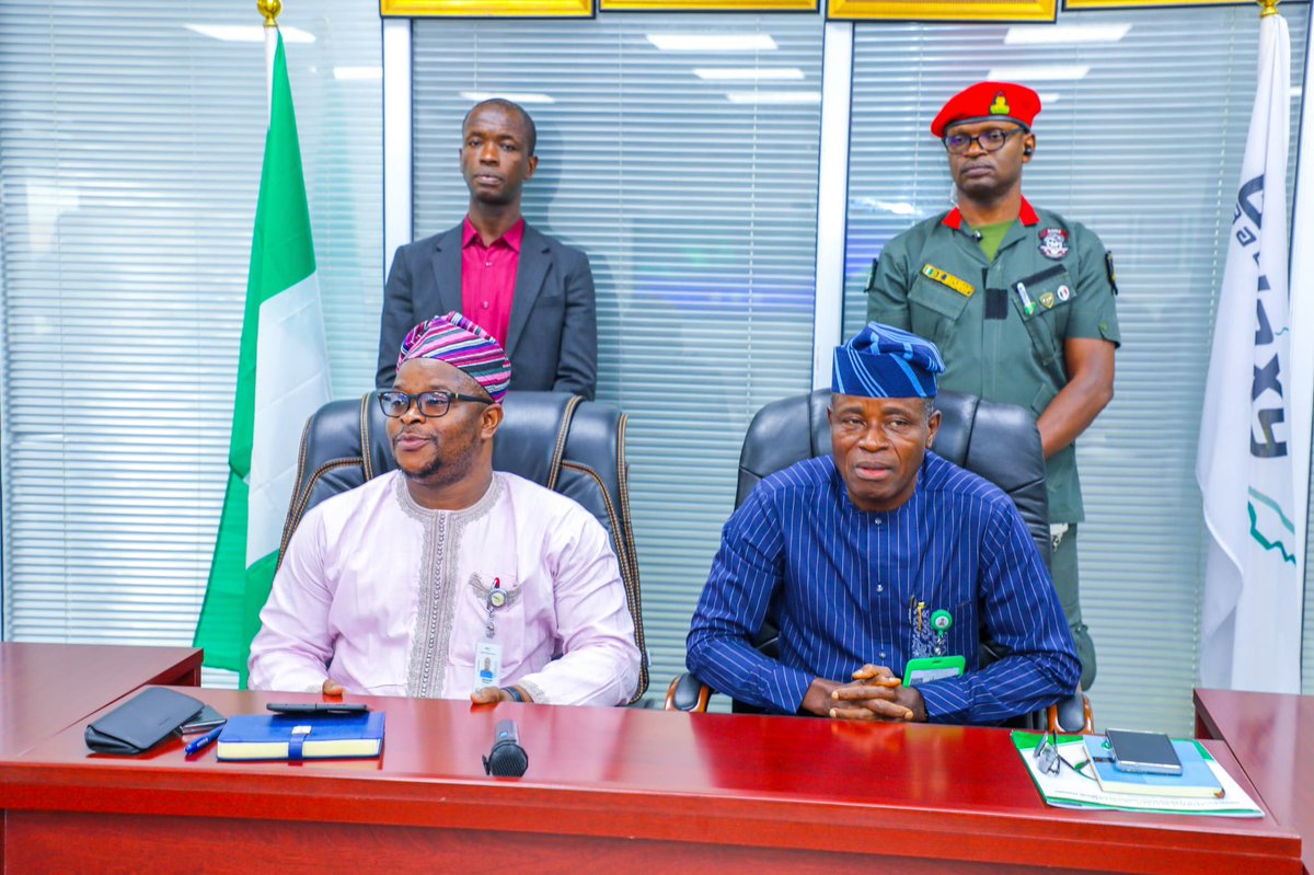 Galaxybackbone's tweet image. Yesterday, it was a great privilege for us to welcome our Permanent Secretary at the Federal Ministry of Communications, Innovation and Digital Economy, @FMCIDENigeria Mr. Adeladan, Rafiu Olarinre on his very first official visit to @Galaxybackbone
He was received by our…