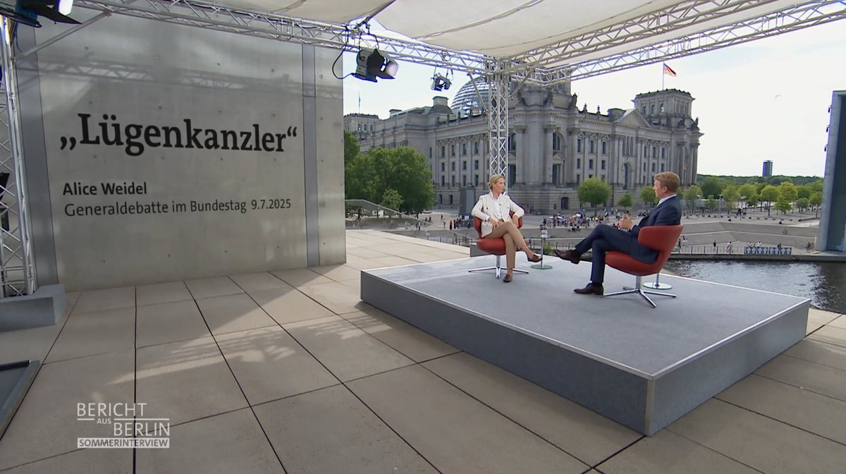 niggi's tweet image. Find's ein bisschen schade, dass in den ganzen Diskussionen um das Alice-Weidel-Sommerinterview in der ARD untergeht, mit welcher Frage Markus Preiß das Gespräch eröffnete: „Frau Weidel, warum ist Ihnen Ehrlichkeit in der Politik so wichtig?“ 😵