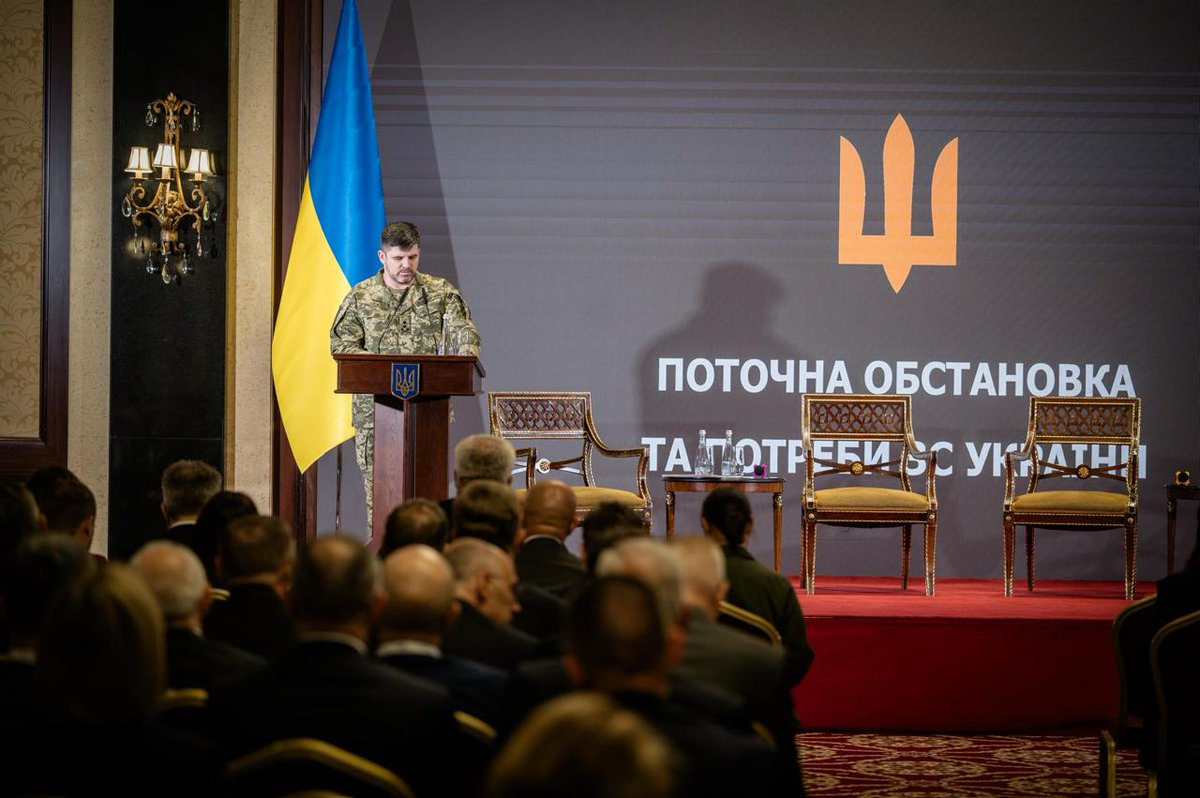GeneralStaffUA's tweet image. Начальник Генерального штабу ЗС України генерал-майор Андрій Гнатов виступив перед главами закордонних дипломатичних установ України у рамках пленарної сесії “Зміцнення національної стійкості: ситуація на фронті безпеки та пріоритети оборонної політики”.facebook.com/share/p/1AemSN…