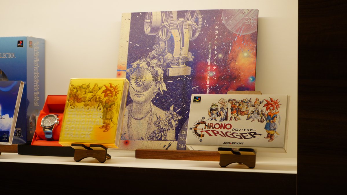 PROCYONSTUDIO's tweet image. プロキオン・スタジオのディスプレイ棚を今日もご紹介!今度は『クロノ・クロス』の両隣にある『クロノ・トリガー』と『アナザーエデン』です!
もちろんまだまだたくさんあるのですが、スペースには限りがあるので厳選して飾っています!どれかお持ちの作品はありましたか?mau