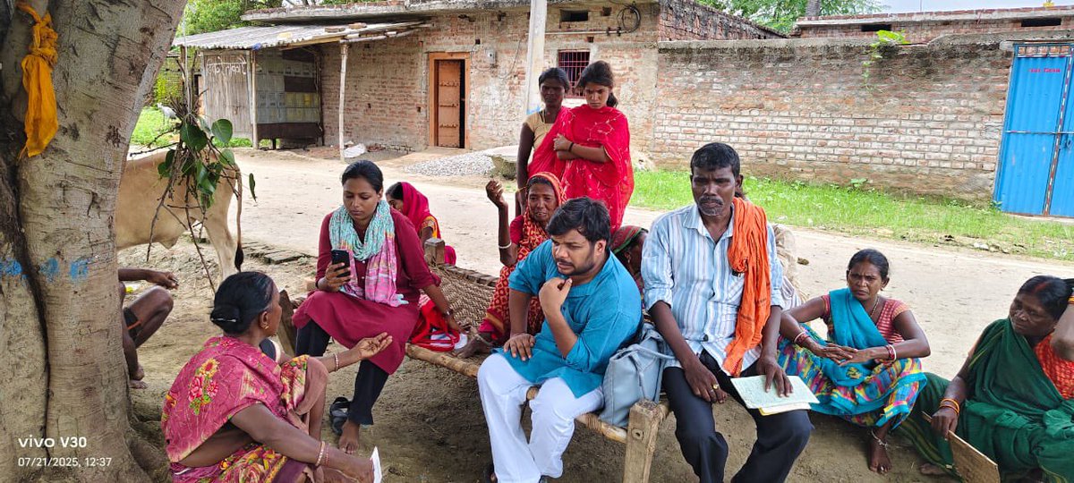 SathiDhananjay's tweet image. हमलोग के बीच कई कहानियाँ है की महाजन के कर्ज को चुकाते चुकाते लोग तक बिक जाते हैं पीढ़ियाँ ख़त्म हो जाती है पर कर्ज नहीं चुकता है । आज पूरे बिहार में महाजन की जगह माइक्रोफाइनेंस कंपनियों ने ले लिया है मनमाना ब्याज पर कर्ज, गरीबी की वजह मजबूरी का फायदा उठाया जाता है। कर्ज वापसी के…