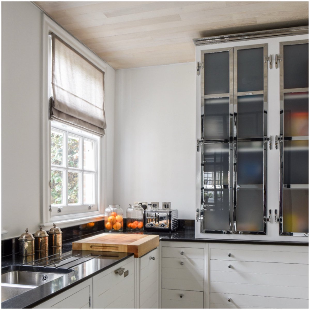 #pictureoftheday CHELSEA FAMILY TOWNHOUSE - Kitchen 

Sitting pretty, this picturesque 6000 sq. ft, four-story townhouse originally dates back to the early 1920s and is located in the heart of Chelsea in the north part of the famous King’s Road, London.

mauriziopellizzoni.co.uk