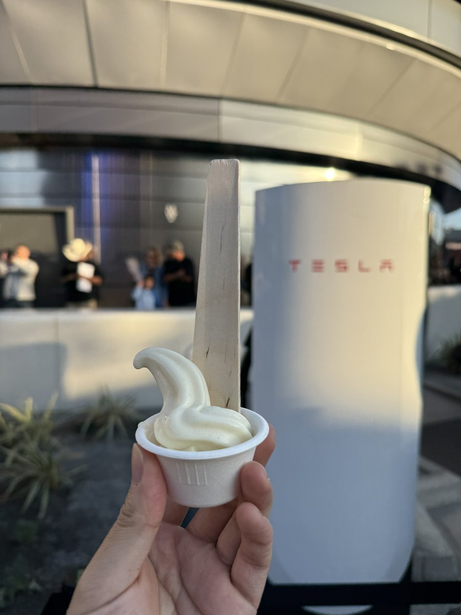 RetonKao's tweet image. So happy to have spotted @TeslaJoy in person today! I didn’t have the courage to say hi, but her Tesla was impossible to miss — sparkling rhinestone handles and tire accents made it stand out in the best way. Absolutely stunning!