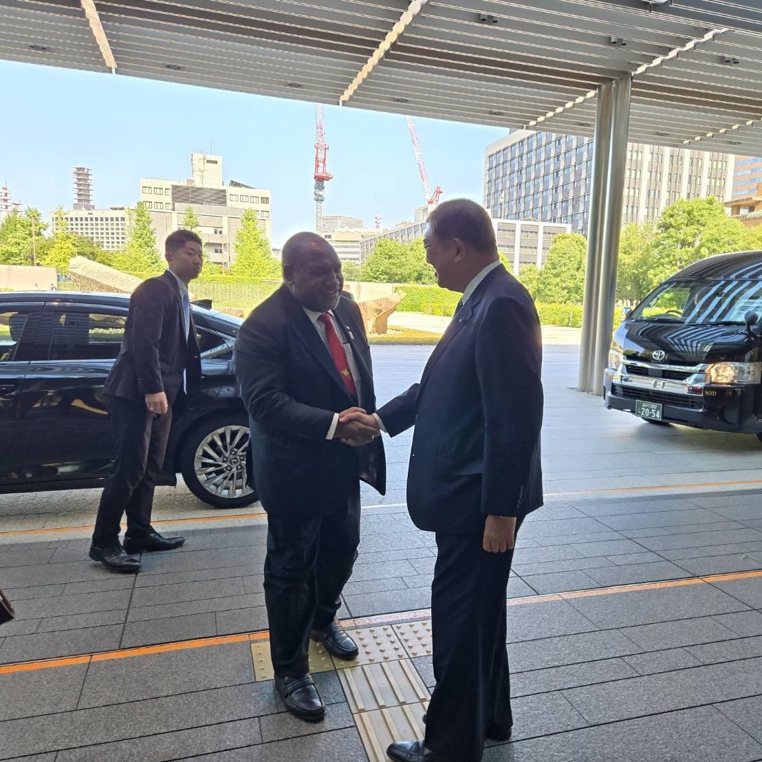 shigeruishiba's tweet image. 本日、パプアニューギニア独立国のマラペ首相を官邸にお迎えしました。
マラペ首相のリーダーシップのもと、遺骨収集事業や日本漁船の安定操業に多大なご協力をいただいており、改めて深く感謝申し上げます。
今後も両国の絆をさらに深め、地域の平和と繁栄に向けて連携を強化してまいります。