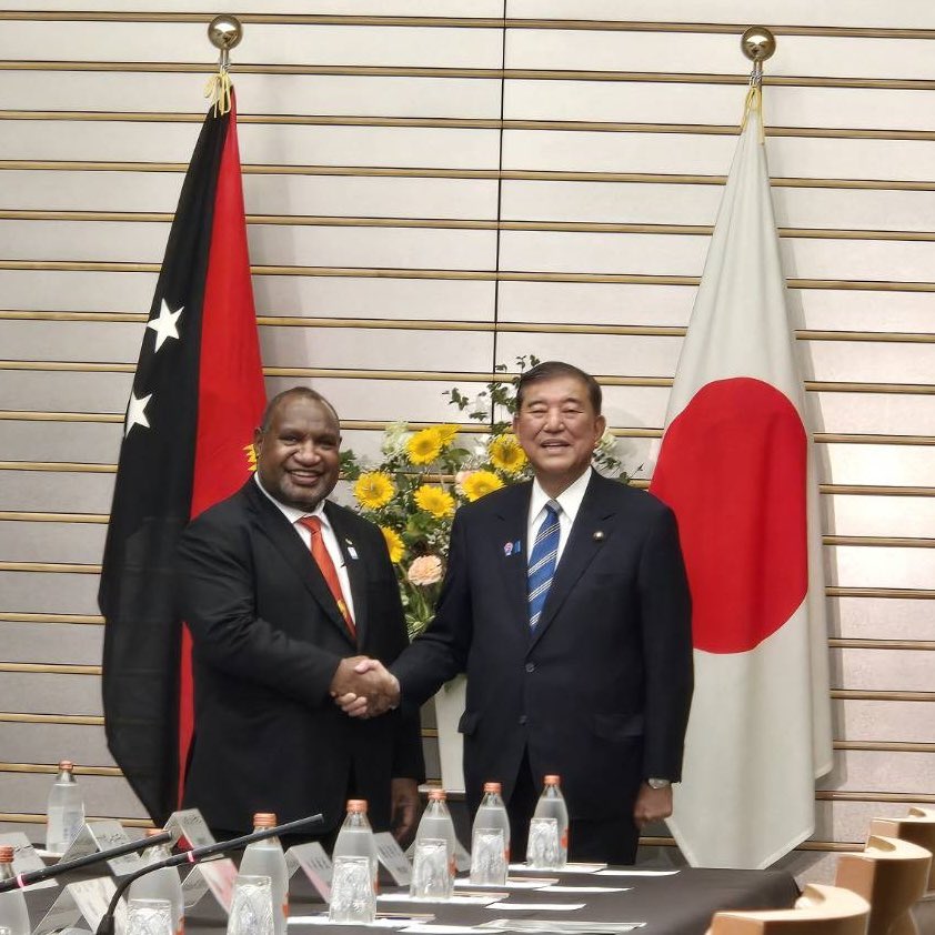 shigeruishiba's tweet image. 本日、パプアニューギニア独立国のマラペ首相を官邸にお迎えしました。
マラペ首相のリーダーシップのもと、遺骨収集事業や日本漁船の安定操業に多大なご協力をいただいており、改めて深く感謝申し上げます。
今後も両国の絆をさらに深め、地域の平和と繁栄に向けて連携を強化してまいります。