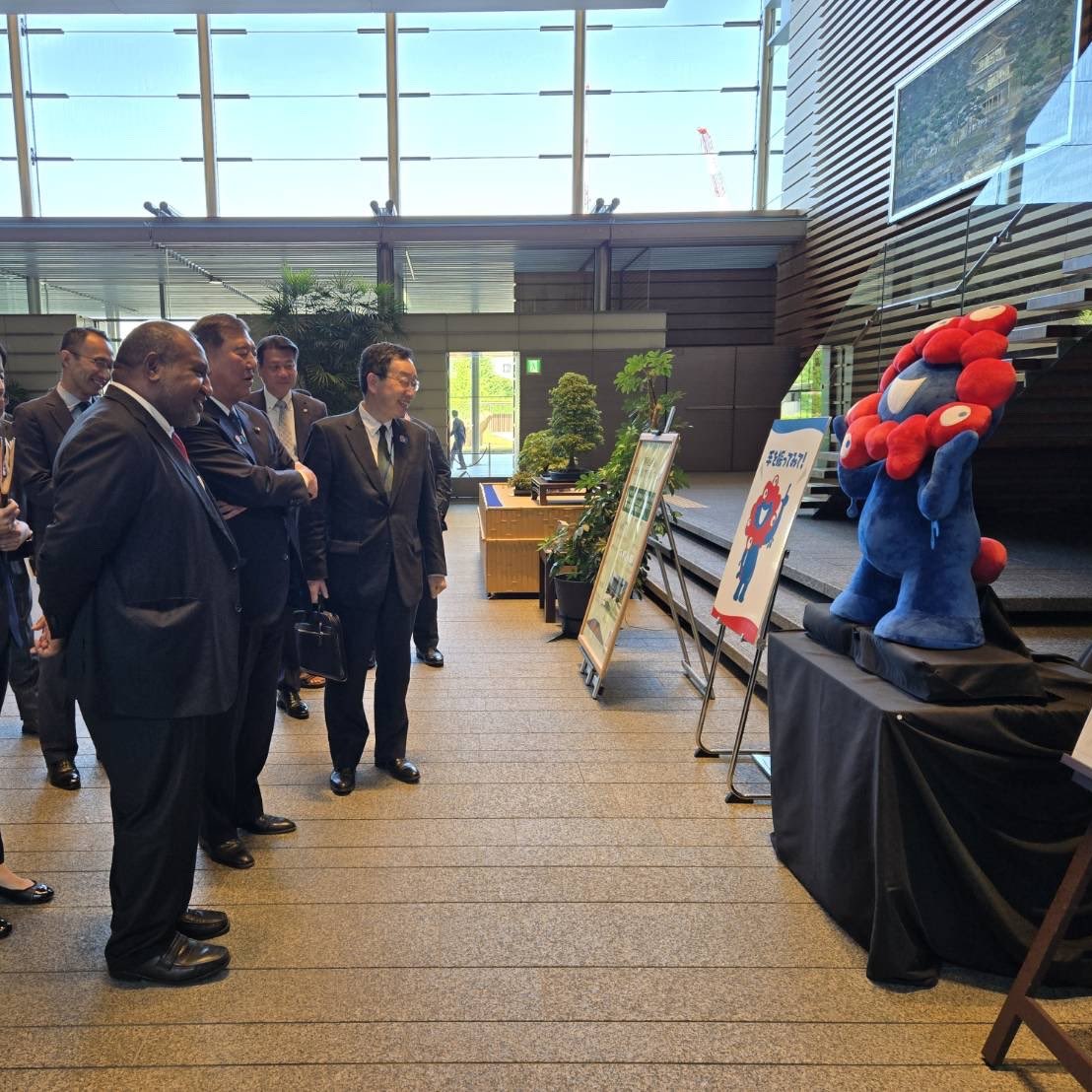 shigeruishiba's tweet image. 本日、パプアニューギニア独立国のマラペ首相を官邸にお迎えしました。
マラペ首相のリーダーシップのもと、遺骨収集事業や日本漁船の安定操業に多大なご協力をいただいており、改めて深く感謝申し上げます。
今後も両国の絆をさらに深め、地域の平和と繁栄に向けて連携を強化してまいります。