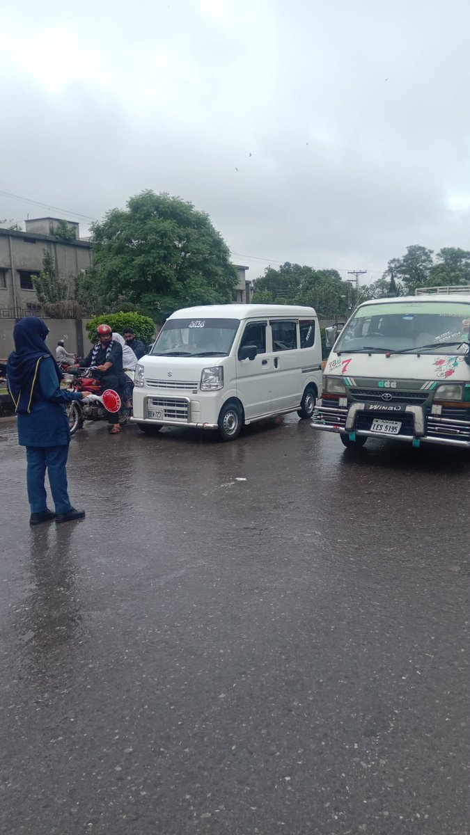 ctprwp's tweet image. گاڑی/موٹر سائیکل ہمیشہ سٹاپ لائن سے پہلے روکیں!

#stopline #roadsafety #NoUnderageDriving #SafePunjab #TrafficAwareness #CTOVision