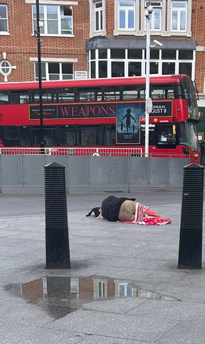 potkazar's tweet image. Victoria station!
I saw homeless, druggies and lunatics every 10 yards I walked
Lets stop pretending London is an attractive city to visit while we have a clown @MayorofLondon
@TfL