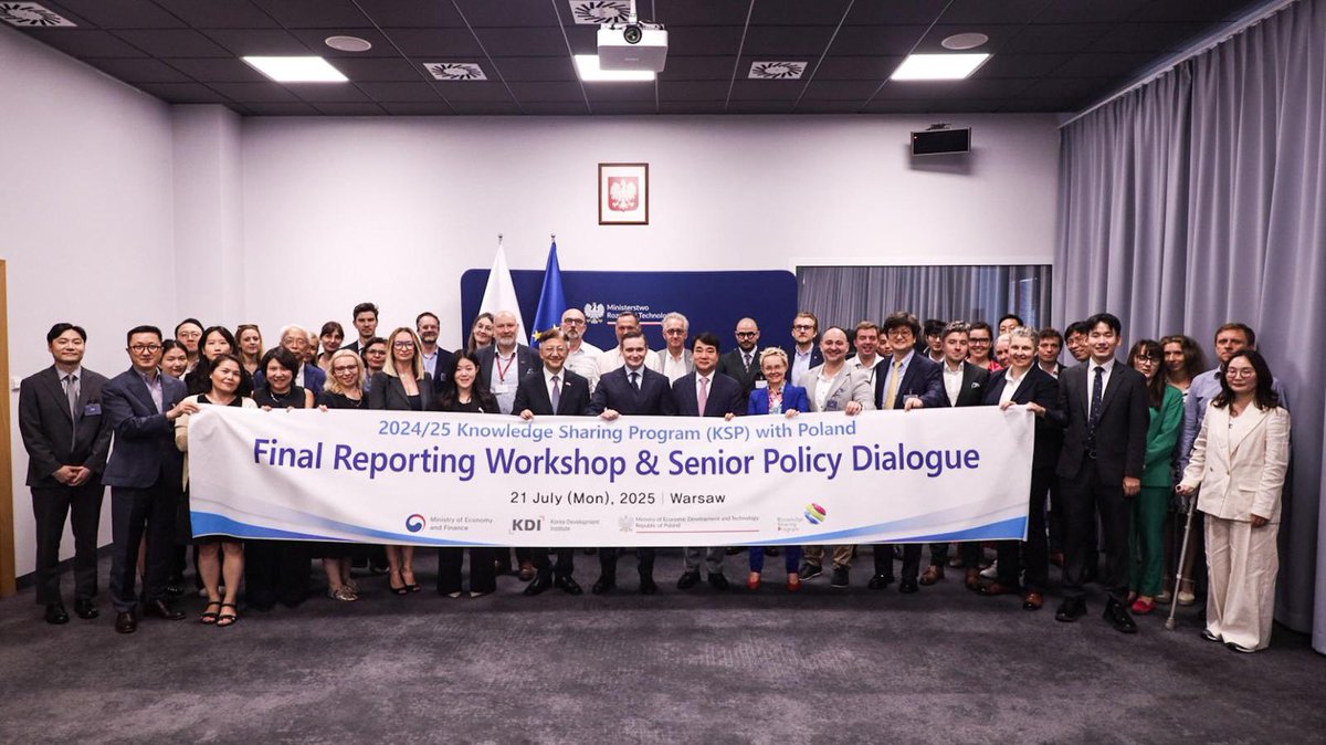 MRiTGOVPL's tweet image. 🇵🇱🤝🇰🇷 W #MRiT odbyło się polsko-koreańskie spotkanie "Final Reporting Workshop" podsumowujące współpracę resortu z Korea Development Institute w ramach "Knowledge Sharing Program". W wydarzeniu wzięli udział wiceminister @JarosMichal oraz ambasador Republiki Korei w Polsce Jun…