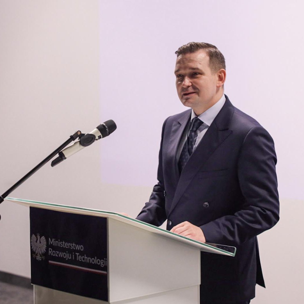 MRiTGOVPL's tweet image. 💬Transformacja cyfrowa już dawno przestała być luksusem, a stała się strategiczną koniecznością dla rozwoju i konkurencyjności polskiej gospodarki. Stoimy przed wyzwaniem przekuwania ambicji cyfrowych w praktykę. Kluczowe jest stworzenie sprawnego, zintegrowanego ekosystemu…