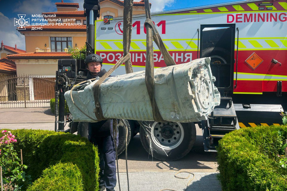 InUKRofficial's tweet image. The State Emergency Service of Ukraine showed the warhead of a downed Russian Kh-69 missile.
It fell near a residential building in Kyiv after yet another enemy air attack and could have detonated at any moment. Sappers destroyed it.
