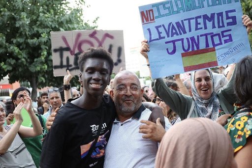 EgioVictor's tweet image. Así somos. Diversos, plurales, alegres, vitalistas, generosos. Guapos por dentro y por fuera.
Veo estas imágenes de la manifestación antirracista de ayer en Murcia. Las comparo con las de las bandas de incels rabiosos, tarados enfermos de odio y nazis con cara de estreñidos que…