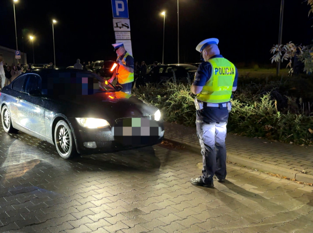 Policja_KSP's tweet image. Policjanci garnizonu stołecznego przeprowadzili kolejne działania wymierzone w uczestników nielegalnych wyścigów. Skontrolowano 317 pojazdów, nałożono 185 mandatów karnych na łączną kwotę 74 900 złotych. Funkcjonariusze zatrzymali 20 dowodów rejestracyjnych i 5 praw jazdy.…
