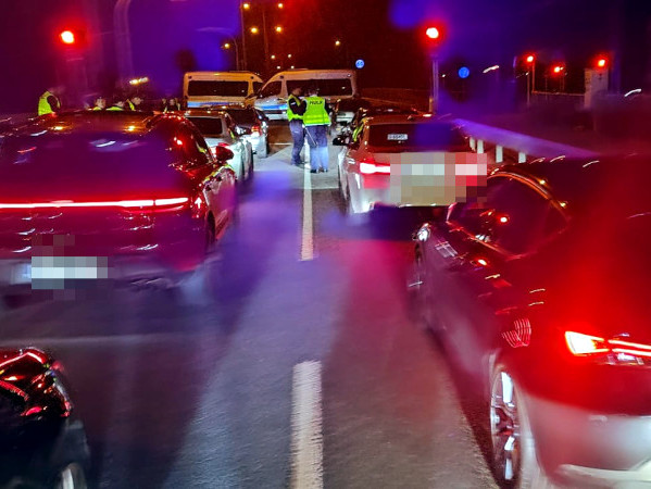 Policja_KSP's tweet image. Policjanci garnizonu stołecznego przeprowadzili kolejne działania wymierzone w uczestników nielegalnych wyścigów. Skontrolowano 317 pojazdów, nałożono 185 mandatów karnych na łączną kwotę 74 900 złotych. Funkcjonariusze zatrzymali 20 dowodów rejestracyjnych i 5 praw jazdy.…
