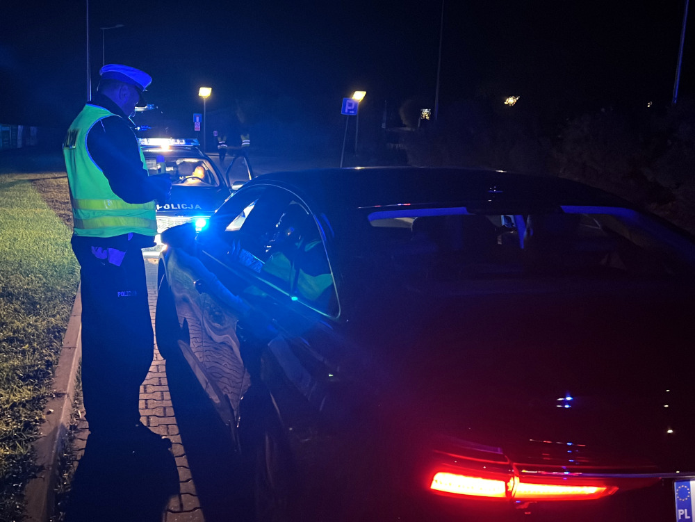 Policja_KSP's tweet image. Policjanci garnizonu stołecznego przeprowadzili kolejne działania wymierzone w uczestników nielegalnych wyścigów. Skontrolowano 317 pojazdów, nałożono 185 mandatów karnych na łączną kwotę 74 900 złotych. Funkcjonariusze zatrzymali 20 dowodów rejestracyjnych i 5 praw jazdy.…