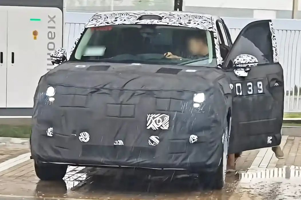 TychodeFeijter's tweet image. Spy Shots: Xiaomi 3-row EREV SUV for China
Xiaomi is a Chinese car maker with two models: the SU7 sedan and the YU7 SUV. The spy shots show the brand's third car; a large 3-row SUV.
We have new photos of a test car, seen at Xiaomi's HQ in Beijing, with Xiaomi's own…