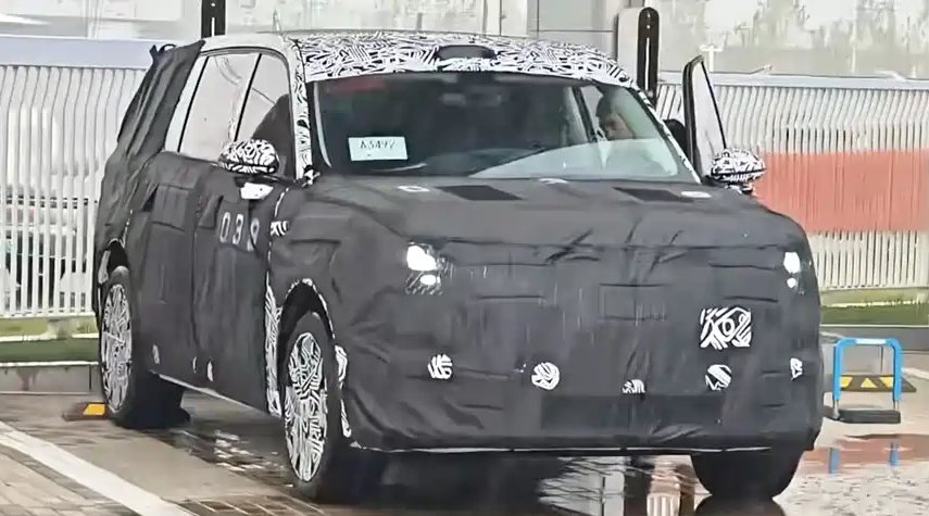 TychodeFeijter's tweet image. Spy Shots: Xiaomi 3-row EREV SUV for China
Xiaomi is a Chinese car maker with two models: the SU7 sedan and the YU7 SUV. The spy shots show the brand's third car; a large 3-row SUV.
We have new photos of a test car, seen at Xiaomi's HQ in Beijing, with Xiaomi's own…