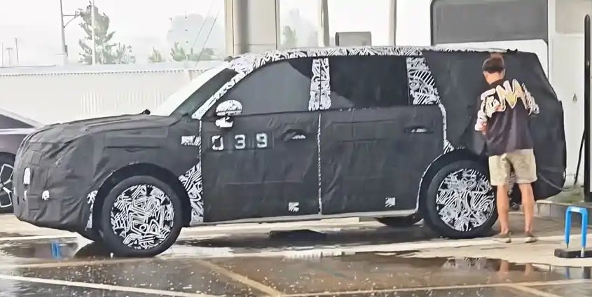 TychodeFeijter's tweet image. Spy Shots: Xiaomi 3-row EREV SUV for China
Xiaomi is a Chinese car maker with two models: the SU7 sedan and the YU7 SUV. The spy shots show the brand's third car; a large 3-row SUV.
We have new photos of a test car, seen at Xiaomi's HQ in Beijing, with Xiaomi's own…
