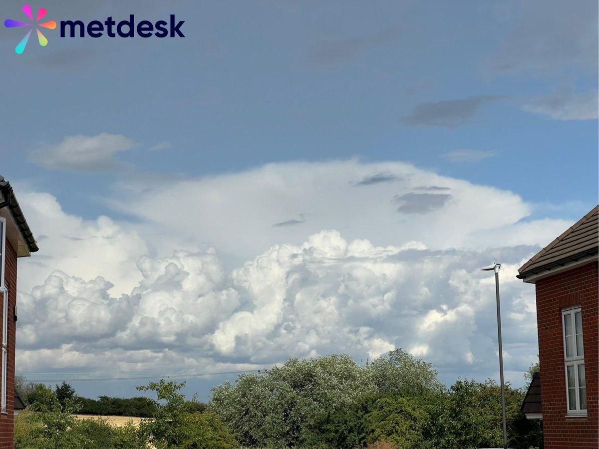 metdesk's tweet image. We were treated to more cloudscapes yesterday 😍
Photo taken by one of our forecasters in Bucks, UK
