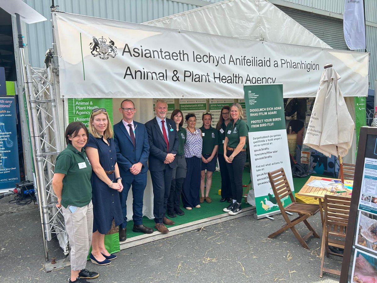 APHAgovuk's tweet image. What a great day we had yesterday! We welcomed our Wales Deputy First Minister, Huw Irranca-Davies and Wales CVO Richard Irvine to the stand to meet the APHA teams. #RoyalWelshShow