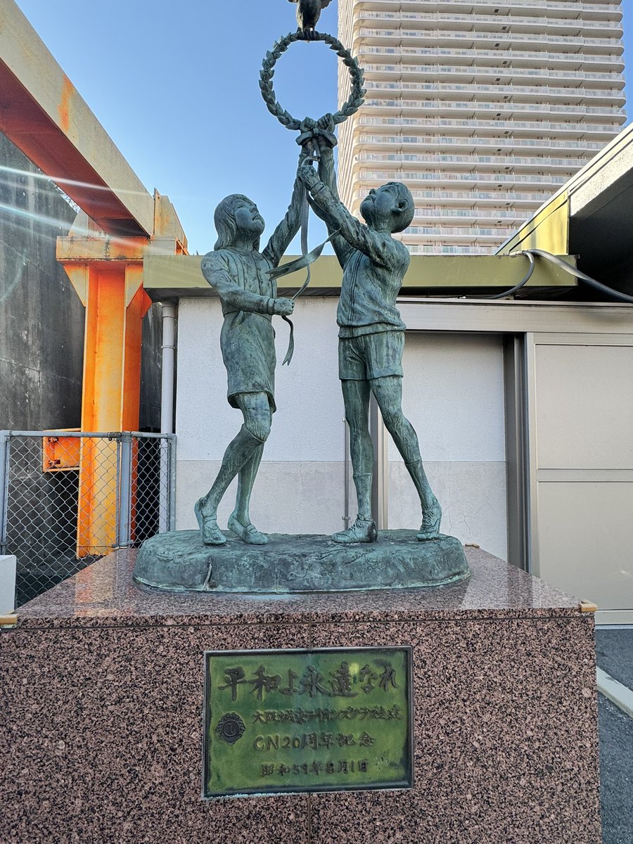 SunJ3KnPHqwAFPp's tweet image. 大東亜戦争終戦前日の昭和二十年八月十四日、大阪は最後の大空襲を受けた。B29戦略爆撃機は大阪城内の大阪陸軍造兵廠に対し集中攻撃を加えたが流れ弾の1トン爆弾が四発、京橋駅に落ちた。うち1発が多数の乗客が避難していた片町線ホームに高架上の城東線(現、環状線)を突き抜けて落ちる。被爆犠牲者は…