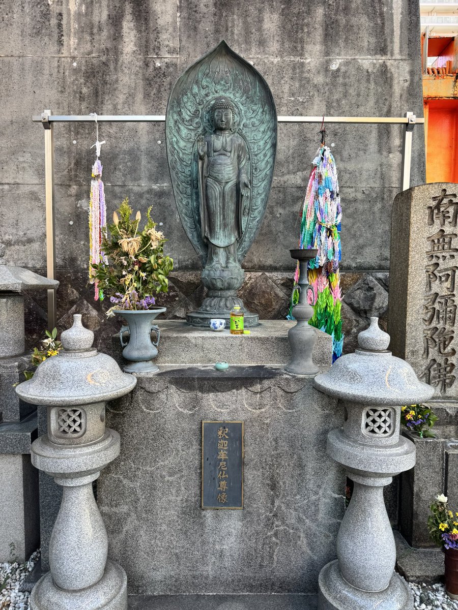 SunJ3KnPHqwAFPp's tweet image. 大東亜戦争終戦前日の昭和二十年八月十四日、大阪は最後の大空襲を受けた。B29戦略爆撃機は大阪城内の大阪陸軍造兵廠に対し集中攻撃を加えたが流れ弾の1トン爆弾が四発、京橋駅に落ちた。うち1発が多数の乗客が避難していた片町線ホームに高架上の城東線(現、環状線)を突き抜けて落ちる。被爆犠牲者は…