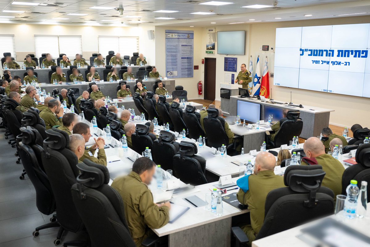 ItayBlumental's tweet image. אתמול התקיימה הערכת מצב של פורום מטכ"ל מורחב בבסיס גלילות לראשונה מזה שנתיים בראשות הרמטכ"ל זמיר כחלק תוכניות העבודה של צה"ל לשנת 2025. את שנת 2026, ונקווה שזה יקרה אחרי סיום המערכה בעזה, הגדיר הרמטכ"ל כשנת מוכנות, עיצוב, מיצוי הישגים, חזרה לכשירות וניצול הזדמנויות מבצעיות.…