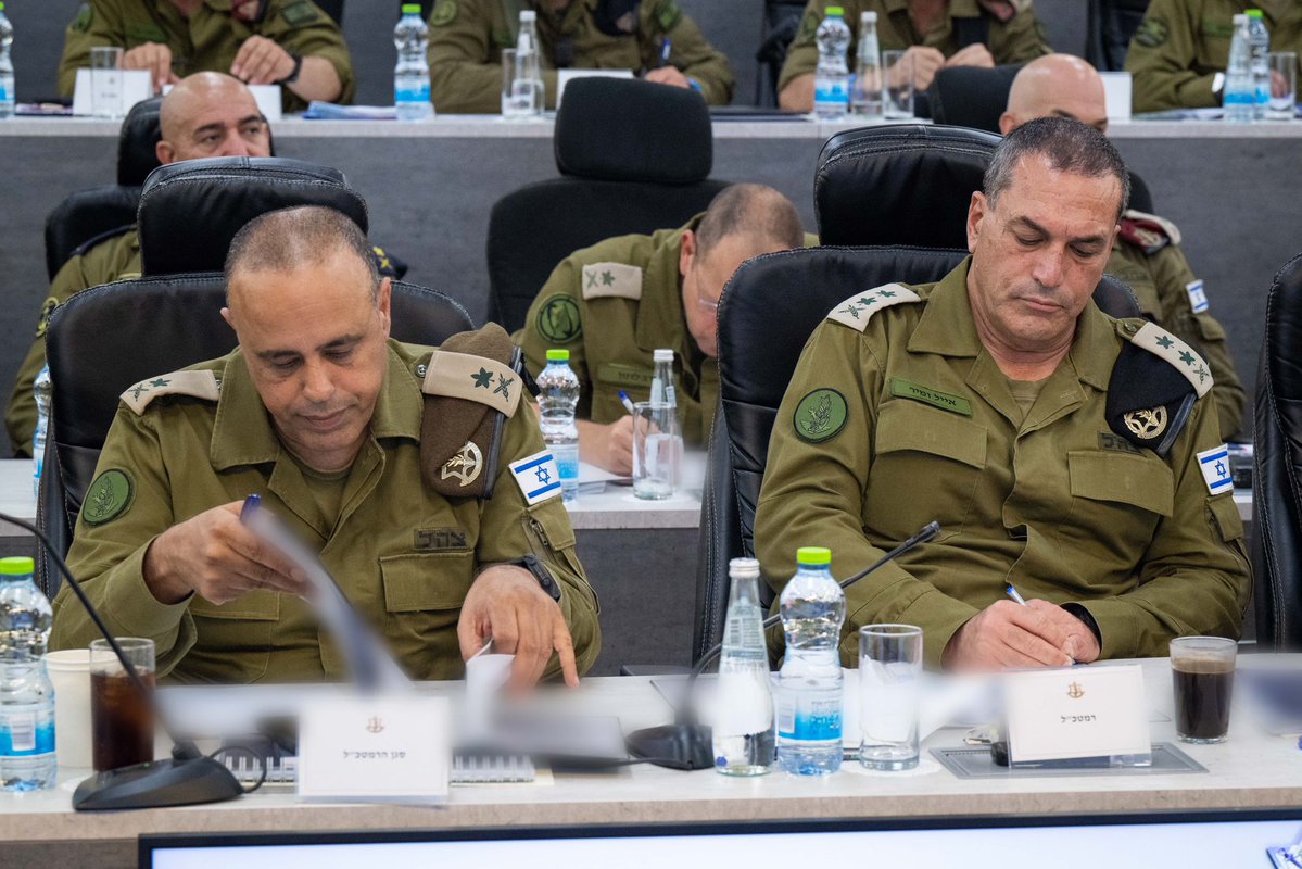 ItayBlumental's tweet image. אתמול התקיימה הערכת מצב של פורום מטכ"ל מורחב בבסיס גלילות לראשונה מזה שנתיים בראשות הרמטכ"ל זמיר כחלק תוכניות העבודה של צה"ל לשנת 2025. את שנת 2026, ונקווה שזה יקרה אחרי סיום המערכה בעזה, הגדיר הרמטכ"ל כשנת מוכנות, עיצוב, מיצוי הישגים, חזרה לכשירות וניצול הזדמנויות מבצעיות.…