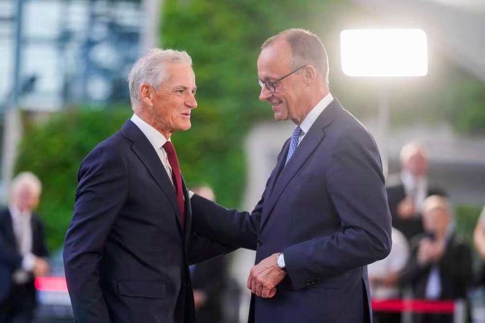 visegrad24's tweet image. Germany and Norway to assist Ukraine with air defense
Berlin and Oslo have agreed on joint financial support for air defense supplies to Ukraine. Germany will transfer two Patriot systems from its own reserves to Kyiv and will later receive replacements from the US. Norway will…