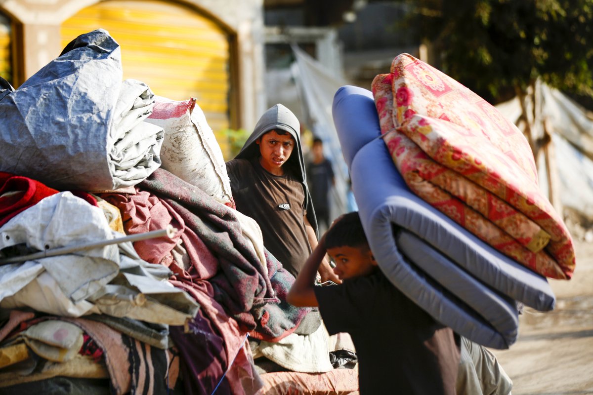 UNRWAes's tweet image. En Gaza, la población sigue siendo obligada a desplazarse y a sobrevivir en espacios cada vez más reducidos. Más del 86% de la Franja está dentro de la zona militarizada por Israel, bajo órdenes de desplazamiento o donde estas se solapan.