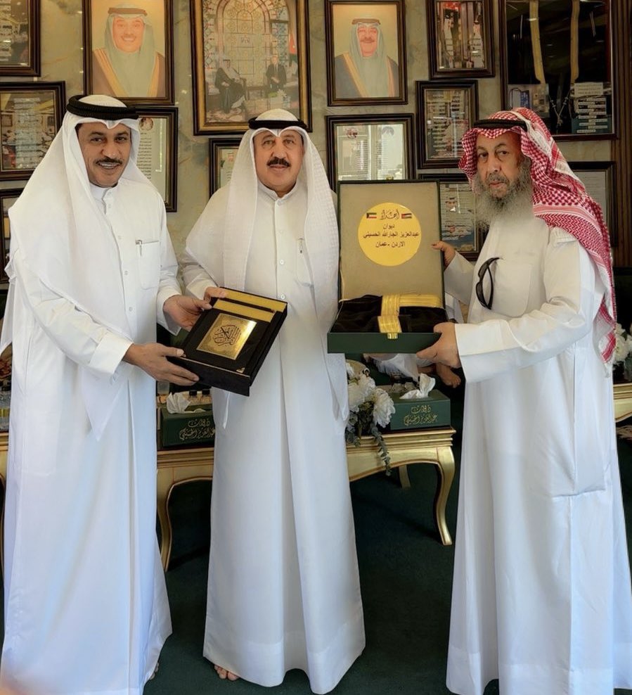 إهداء عظيم من رجل كريم من الأخ عبدالعزيز الجارالله الحسيني الظفيري ، رجل لامثيل له في الكرم والإحسان ،تتجلى فيه روح الشهامة والجود، والنخوة، صاحب الديوان العامر،من بيت كريم المحتد ، طيب المحفل،كثير الرماد طويل العماد، محبوب لدي الجميع، يحمل مكارم الأخلاق، لله دره لاعدمناه .