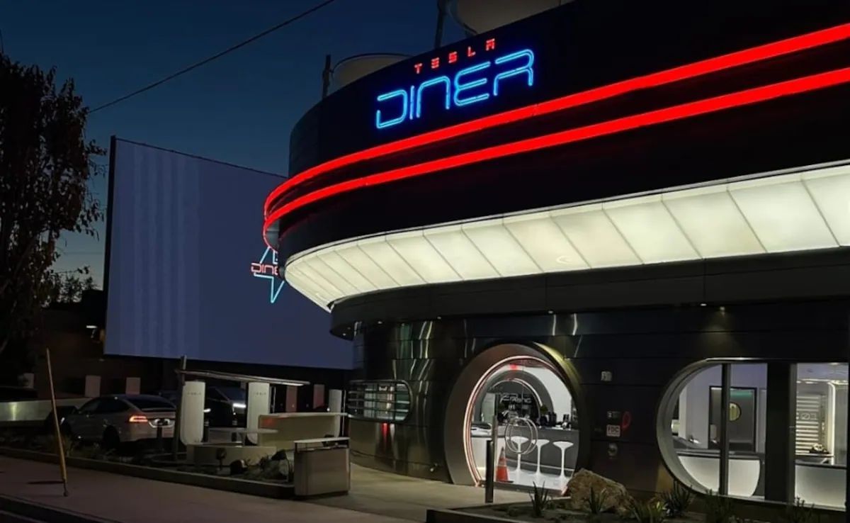 $TSLA is opening restaurants now.
Because when your car drives itself, you’ve got time to kill and charge to burn.
Might as well eat a burger while the grid fuels your robot.
This isn’t just branding. It’s vertical integration with fries on the side.