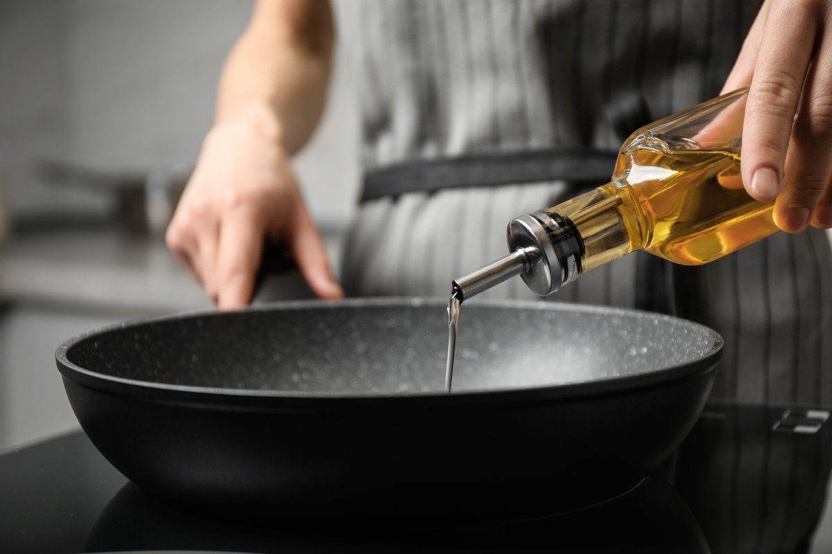 destinationsant's tweet image. Cuisine : quelles huiles utiliser pour la cuisson… et lesquelles éviter ?: Les huiles (d’olive, de colza, noix, lin) s’avèrent riches en acides gras essentiels, à l’image des omega 3 et omega 6. Elles participent ainsi à la bonne santé cardio-vasculaire… destinationsante.com/cuisine-quelle…