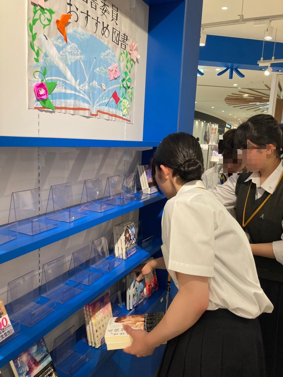 ms_natori's tweet image. 本日、宮城県農業高等学校図書委員の生徒さんが先日、学校で行われたPOP講座をもとにPOPを作り、売場づくりと陳列をしに来てくれました!
また、名取市図書館でも7/23夕方以降に生徒さんのおすすめ図書コーナーができあがりますので是非、見に来てください!