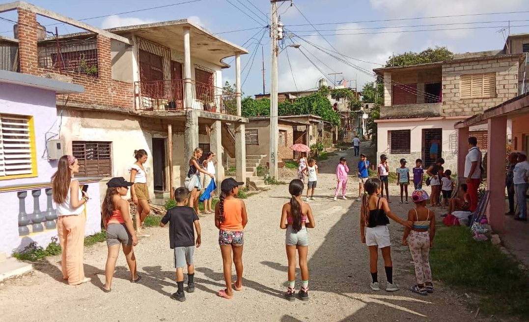 Cinco universitarias del Colegio Mayor Poveda de Madrid viajaron a Holguín, #Cuba, para conocer los proyectos de la #InstituciónTeresiana y sumergirse en la realidad social de la isla. Allí han experimentado la resiliencia y la #solidaridad 👉  buff.ly/EKrRFFc