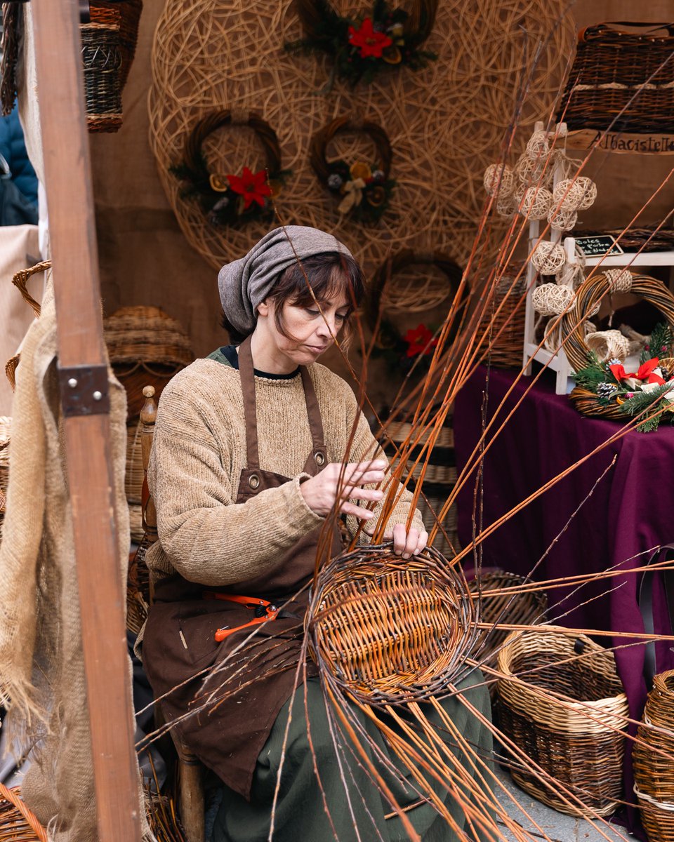 MedievalMercat's tweet photo. El @mercatmedievalvic et convida a descobrir la màgia dels oficis antics 🔨✨

#mercatmedievalvic #artesania #oficisantics #firesvic #vic #osona #medieval #fetamà #catalunyaexperience https://t.co/Zxxbcx8E9m