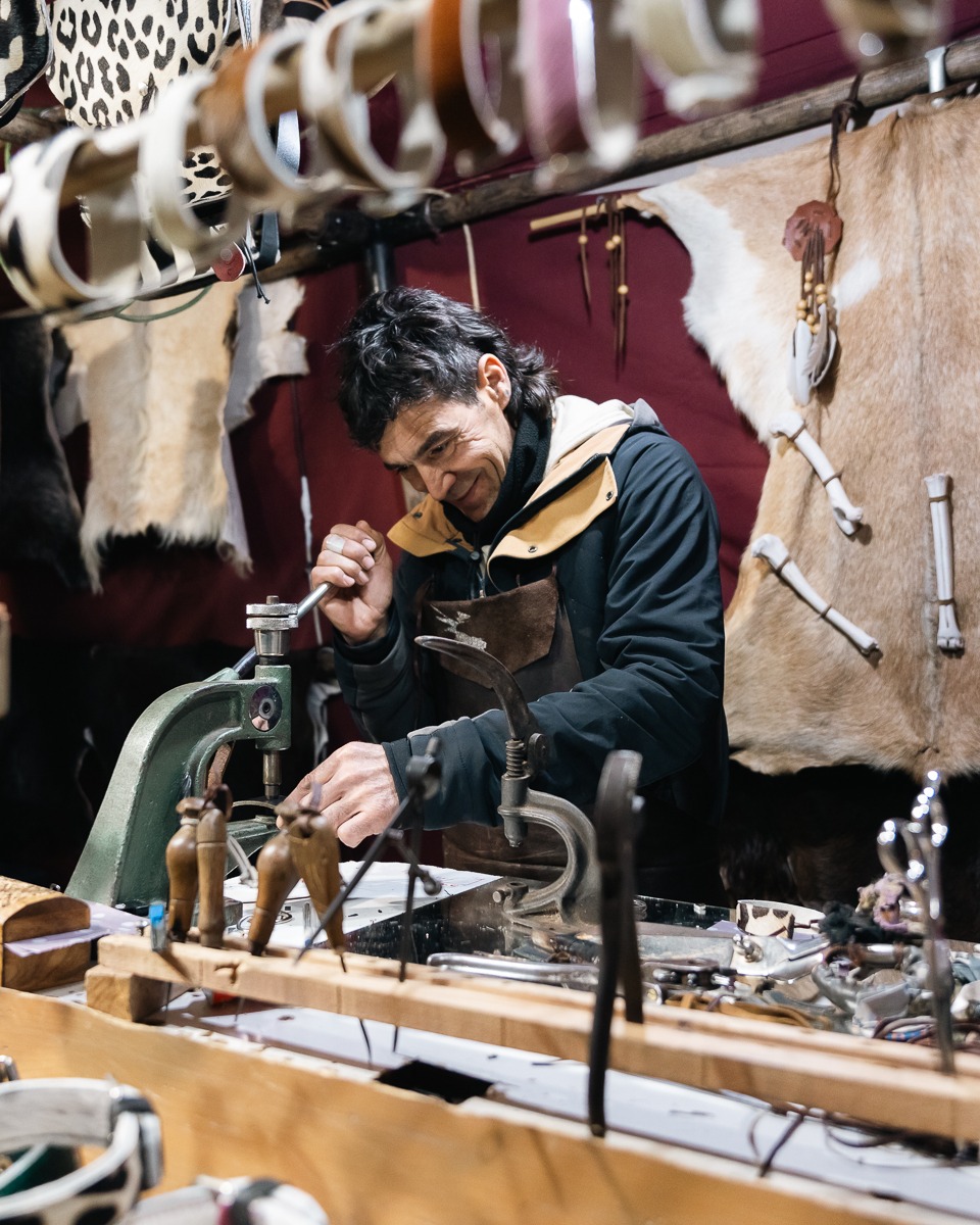 El @mercatmedievalvic et convida a descobrir la màgia dels oficis antics 🔨✨

#mercatmedievalvic #artesania #oficisantics #firesvic #vic #osona #medieval #fetamà #catalunyaexperience
