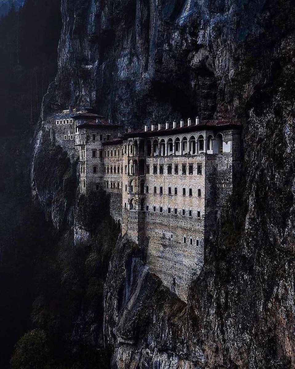 menavisualss's tweet image. Monastery of Sumela, Trabzon, Turkey.
Construction of the Sumela Monastery began in 385 AD using stones and clay bricks. It was initially built by a Greek monk named Barnabas, with the help of his nephew Sophronios who assisted in constructing two rooms using rocks. Over the…
