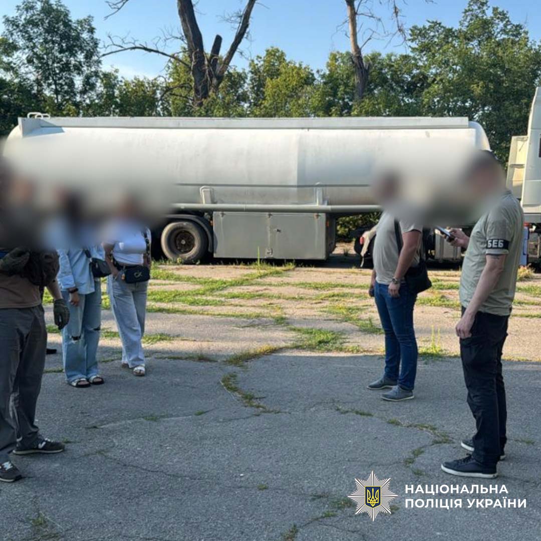 NPU_GOV_UA's tweet image. ❌ На Київщині Нацполіція та БЕБ припинили діяльність підпільного мінізаводу — вилучено фальсифікованого пального на понад 8 млн грн
Деталі: bit.ly/3GXz2rh