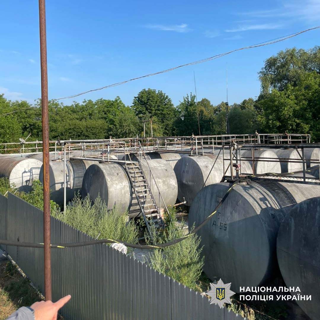 NPU_GOV_UA's tweet image. ❌ На Київщині Нацполіція та БЕБ припинили діяльність підпільного мінізаводу — вилучено фальсифікованого пального на понад 8 млн грн
Деталі: bit.ly/3GXz2rh