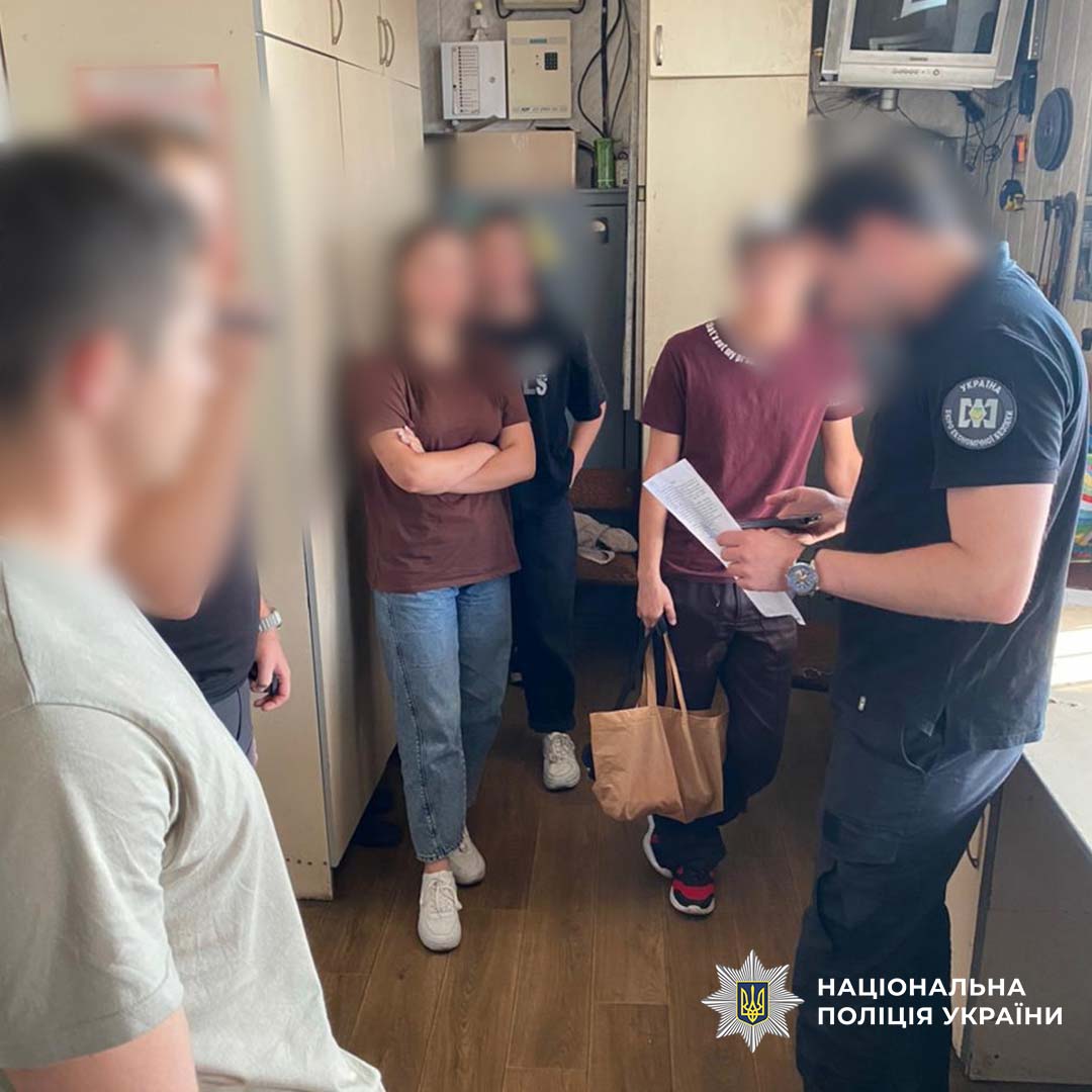 NPU_GOV_UA's tweet image. ❌ На Київщині Нацполіція та БЕБ припинили діяльність підпільного мінізаводу — вилучено фальсифікованого пального на понад 8 млн грн
Деталі: bit.ly/3GXz2rh
