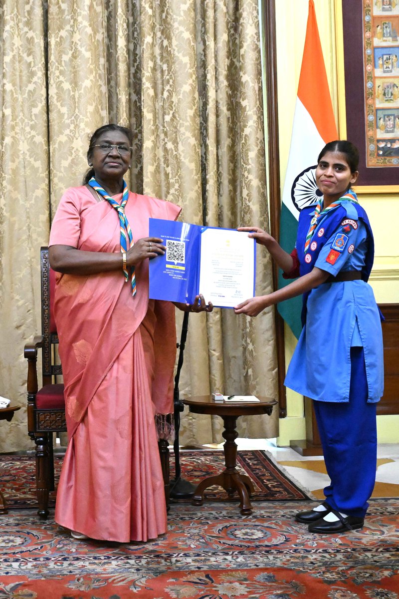 rashtrapatibhvn's tweet image. President Droupadi Murmu presented the Scouts/Guides/Rovers/Rangers Award Certificates for the years 2018-2021 at a function at Rashtrapati Bhavan.