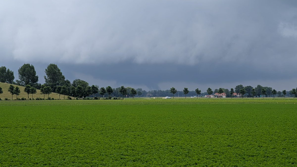 Ricksen_'s tweet photo. @Art_of_thunders momenteel op randje NO-polder. Cell met wallcloud. Foto gemaakt door een berger. https://t.co/vhI4rX5mC4