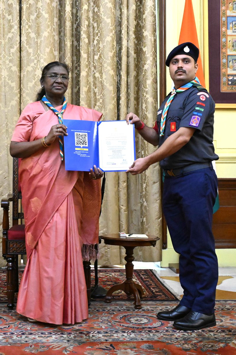 rashtrapatibhvn's tweet image. President Droupadi Murmu presented the Scouts/Guides/Rovers/Rangers Award Certificates for the years 2018-2021 at a function at Rashtrapati Bhavan.