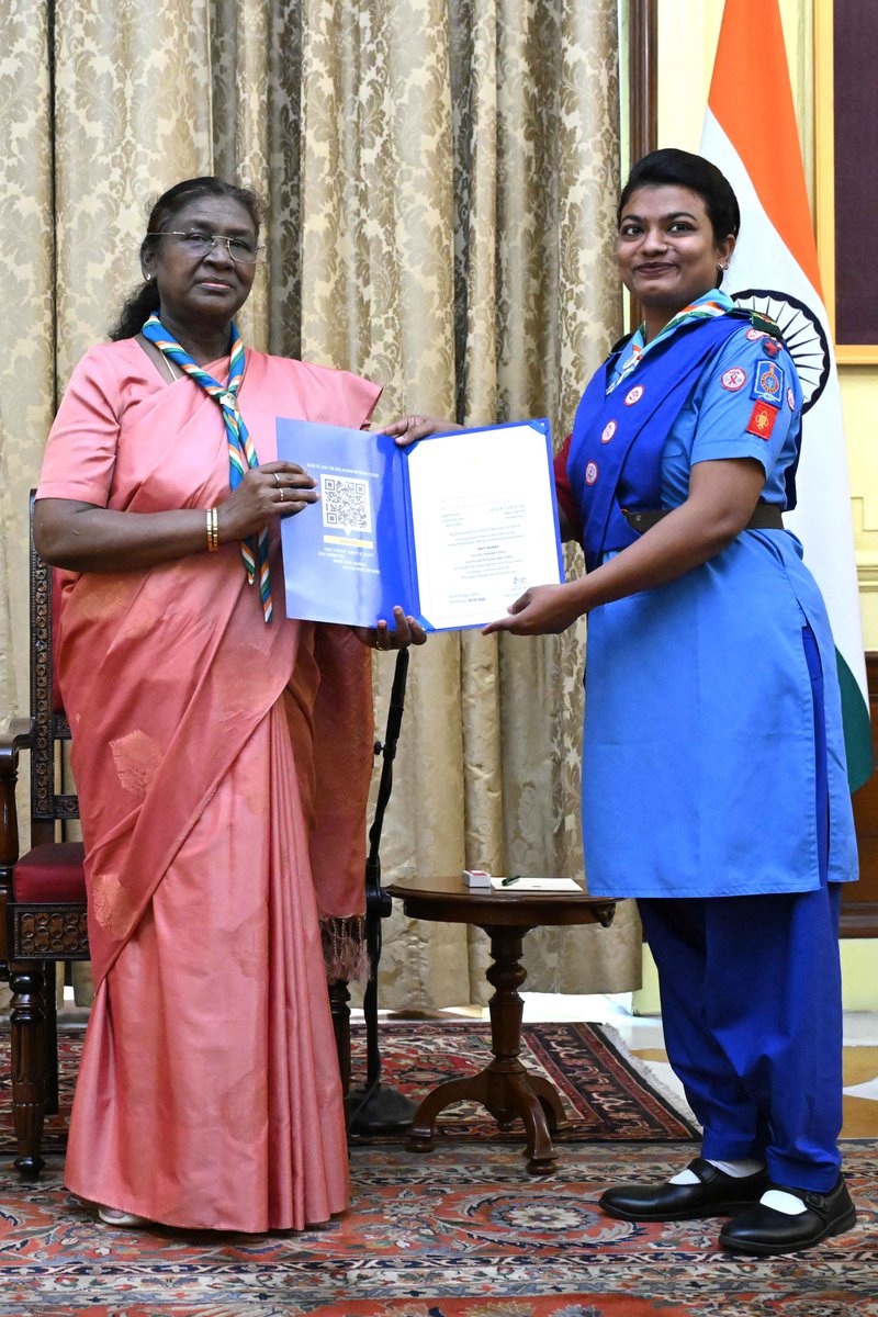 rashtrapatibhvn's tweet image. President Droupadi Murmu presented the Scouts/Guides/Rovers/Rangers Award Certificates for the years 2018-2021 at a function at Rashtrapati Bhavan.