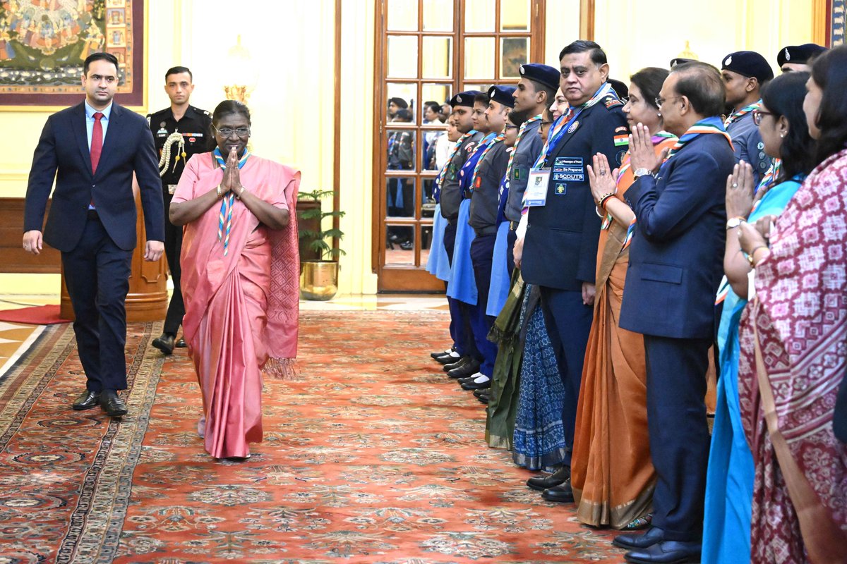 rashtrapatibhvn's tweet image. President Droupadi Murmu presented the Scouts/Guides/Rovers/Rangers Award Certificates for the years 2018-2021 at a function at Rashtrapati Bhavan.