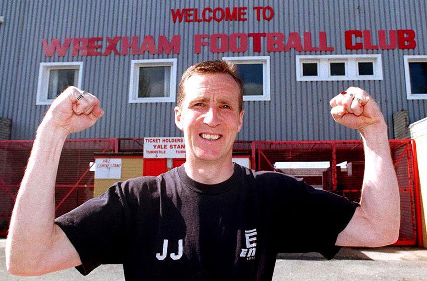 JTWXMAFC's tweet image. RIP JOEY JONES!
I was lucky enough to have played for you and also to know you as a person and I’ll be forever grateful of that!
Grown up watching you raise your fist to us week in week out on the kop, your passion for Wrexham was special! A true legend! Love you Joey ❤️