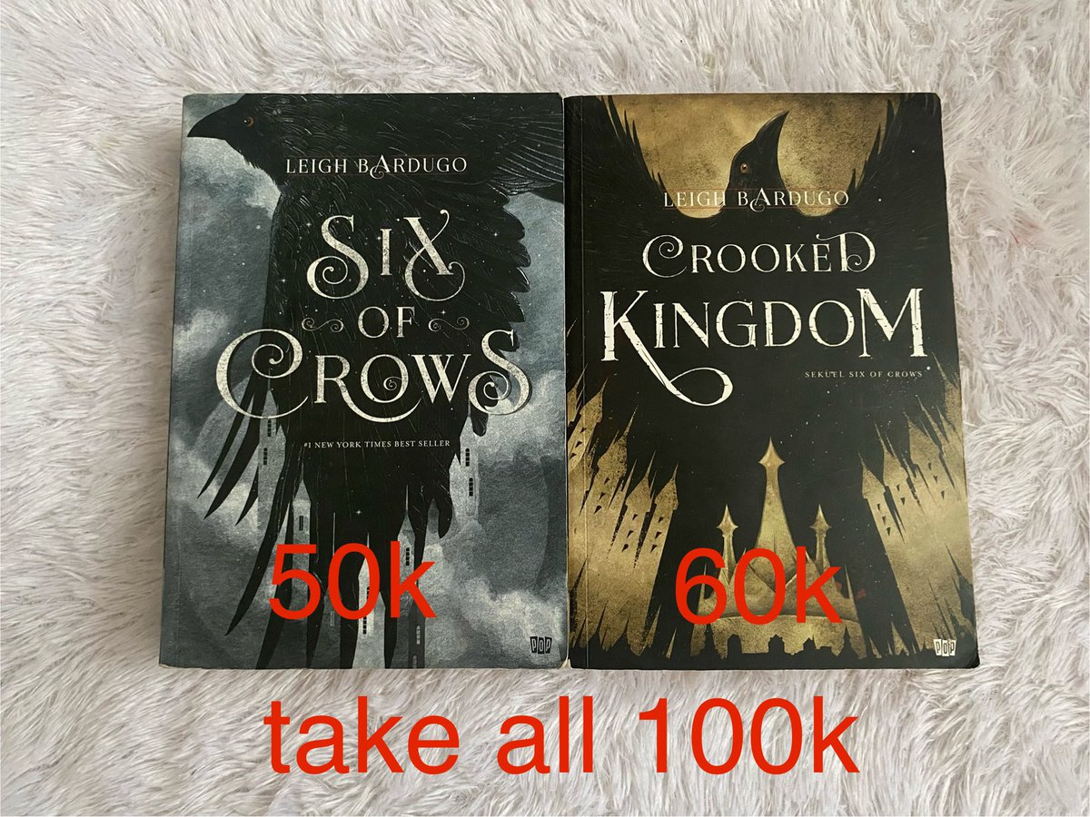 NatsukiFISIP's tweet photo. wts novel six of crows dan crooked kingdom duology bahasa indonesia #zonauang #zonaba #preloved #prelovedbuku 

⚠️ DEFECT DITUNJUKKAN DI VIDEO, kalau kurang jelas boleh dm aja 
🍊 available oren
- all ori, warna kertas 100% dari pembelian di gramedia
- dom bekasi https://t.co/q777wmFOcp