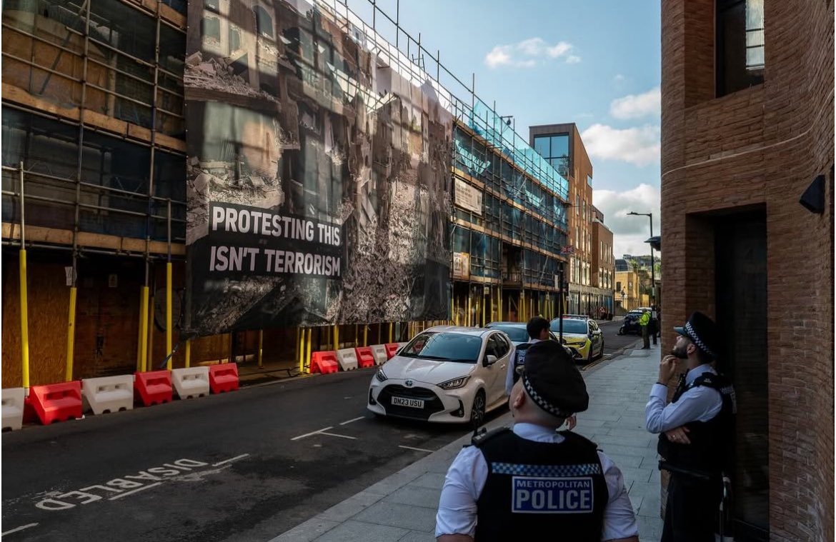 PaulBrandITV's tweet image. The building opposite Labour HQ has been covered with a large scene of devastation from Gaza, in protest at both the war and the approach to protest in the UK.
Stunt by @ByDonkeys